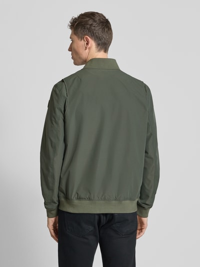 Männermodel trägt Bomberjacke mit Reißverschluss und Eingrifftaschen von PME Legend in Olivgrün, Material-Mix, Regular Fit, Ganzkörperansicht Rückansicht.