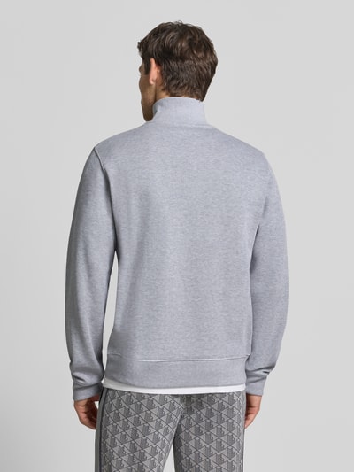 Männermodel trägt Regular Fit Troyer aus reiner Baumwolle von Lacoste in Hellgrau mit glatter Textur, Ganzkörperansicht Rückansicht. Herren Troyer von Lacoste.