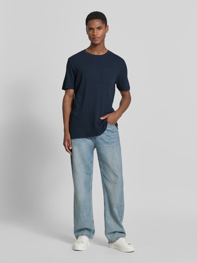 Männermodel trägt Regular Fit T-shirt aus katoenmix van s.Oliver RED LABEL in effen kleuren, ronde hals, korte mouw, borstzak, piqué, ganzkörperansicht van voren.