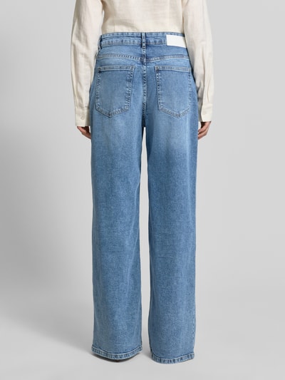 Frauenmodel trägt Wide Leg Jeans mit Eingrifftaschen Modell 'Miva coastal' von OPUS in hellem Blau, Baumwoll-Elasthan-Mix, Ganzkörperansicht Rückansicht. Bundweite 39 cm, Innenbeinlänge 78 cm.