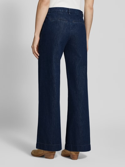 Frauenmodel trägt Wide Leg Jeans mit Lyocell-Anteil von LUISA CERANO, dunkelblaue Farbe, Ziernähte, Hakenverschluss, Baumwoll-Lyocell-Mix, Ganzkörperansicht Rückansicht.