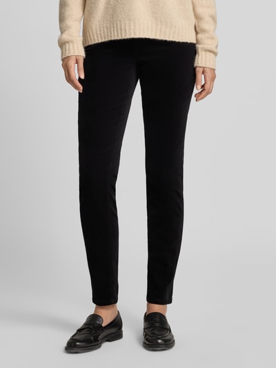 Frauenmodel trägt Schmale Hose aus Baumwoll-Mix mit Modal Anteil Modell 'SILEA' von Marc Cain, Damen Schmale Hose, schwarze, glatte Oberfläche, Nahaufnahme Oberkörper.