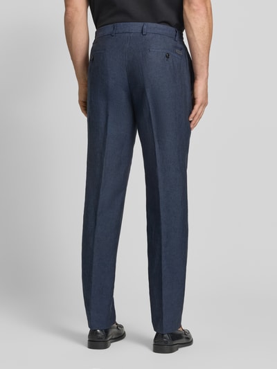 Männermodel trägt Slim Fit Leinenhose mit Tunnelzug Modell 'Sake' von JOOP! Collection, dunkelblau, strukturierte Oberfläche, Gesäßtaschen, Ganzkörperansicht Rückansicht.
