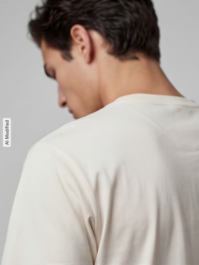 Männermodel trägt T-Shirt mit Label-Stitching und Rundhalsausschnitt von Scotch & Soda, reine Baumwolle, Regular Fit, Detailaufnahme Rückansicht.
