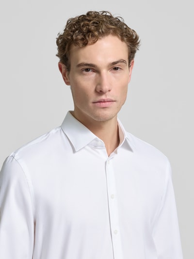 Męski model nosi Super Slim Fit Businesshemd mit Kentkragen od Jake*s, jednokolorowy, kołnierzyk typu kent, mieszanka bawełny i elastanu, z przodu, zbliżenie na górę.