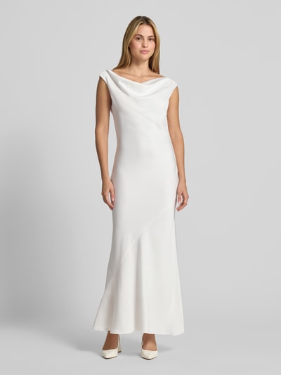 Frauenmodel trägt Brautkleid in körpernaher Passform von SWING aus weißem Satin, ärmellos, maxilang, Ganzkörperansicht von vorne.
