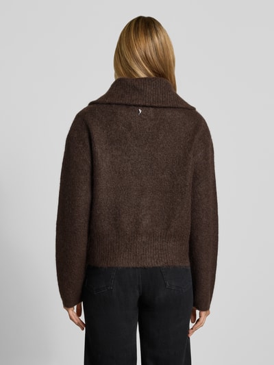 Frauenmodel trägt Strickjacke aus Mohair-Mix mit Label-Detail Modell 'Hulda' von MOS MOSH in Braun, lockere Passform, Ganzkörperansicht Rückansicht.