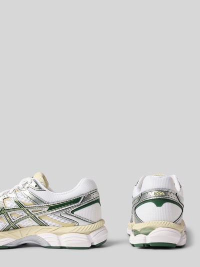 Produktfoto, Sneaker mit Label-Details von ASICS TIGER in Weiß, Grün und Beige, Material-Mix, strukturierte Sohle, abgerundete Passform, Schnürverschluss, Schafthöhe 7 cm, Schaftweite 8 cm, Absatzhöhe 4 cm, von hinten vor grauem Hintergrund