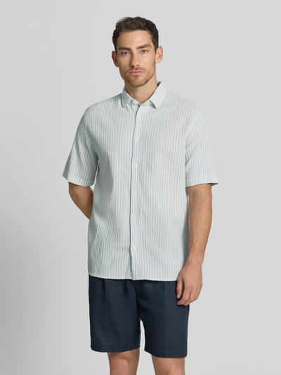 Männermodel trägt Comfort Fit Freizeithemd aus Lyocell-Baumwoll-Mix von Tom Tailor, Optik: Unifarben, Struktur, Kurzarm, Ganzkörperansicht von vorne.