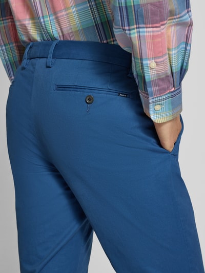 Männermodel trägt Slim Fit Chino aus Baumwoll-Mix von Polo Ralph Lauren, Optik: Unifarben, Passform: Slim Fit, Länge: Regular, Label-Stitching-Applikation, Label-Detail, Gürtelschlaufen, Knopf und verdeckter Reißverschluss, 5-Pocket-Design, Material: Baumwoll-Mix, Nahaufnahme Rückansicht.