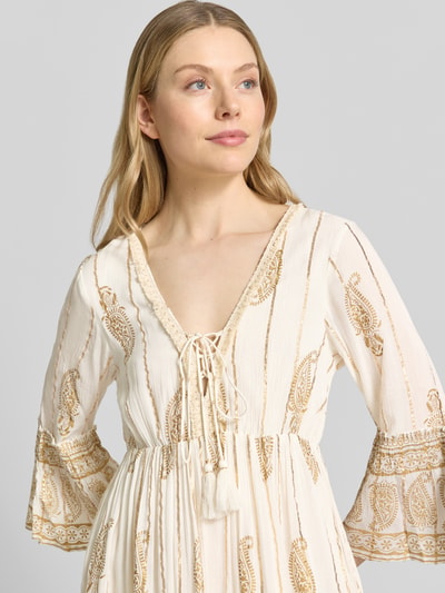 Frauenmodel trägt Minikleid mit Allover-Paisley-Print von Apricot aus Viskose-Mix, beige-gold, V-Ausschnitt, 3/4-Arm, Nahaufnahme Oberkörper.