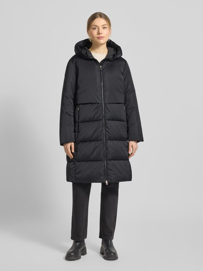 Vrouwenmodel draagt Steppmantel mit Zweiwege-Reißverschluss Modell 'CARMEN' van JOOP!, regular fit, zwart, capuchon, ritszakken, frontaal volledige lichaamsopname.