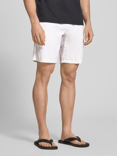 Männermodel trägt weiße Shorts aus Leinen-Viskose-Mix Modell 'MALVIN' von Blend, Regular Fit, elastischer Bund, Eingrifftaschen, Ganzkörperansicht von vorne.