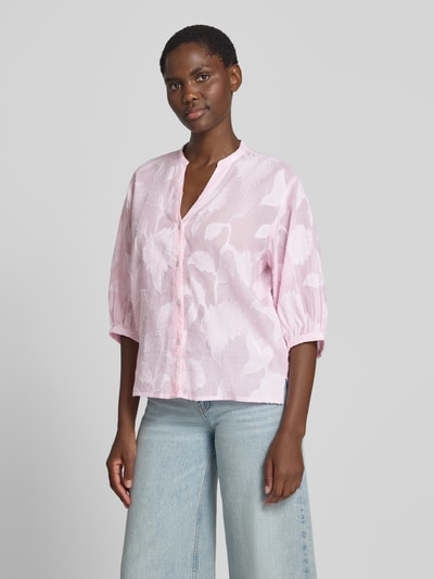 Frauenmodel trägt Regular Fit Bluse mit V-Ausschnitt und 3/4-Arm von Christian Berg Woman, rosa, Allover-Muster, reine Baumwolle, Nahaufnahme Oberkörper