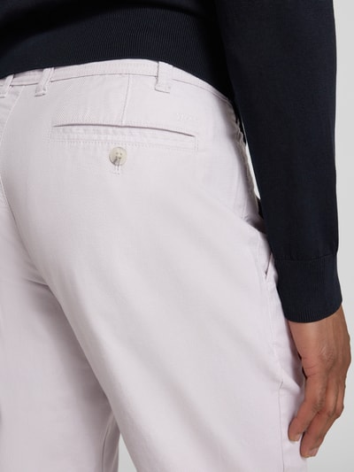 Männermodel trägt Stoffhose mit französischen Eingrifftaschen von MCNEAL, Baumwoll-Elasthan-Mix, Gesäßtaschen, Nahaufnahme Rückansicht.