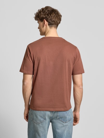 Männermodel trägt T-Shirt mit Label-Print Modell 'NIAGARA' von Jack & Jones aus katoen, rechte fit, bruin, rugaanzicht, Ganzkörperansicht Rückansicht.