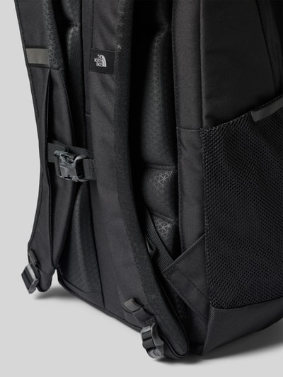 Produktfoto, schwarzer Rucksack mit FlexVent™ Tragesystem von The North Face, wasserabweisend, Reißverschluss, flexible Schultergurte, Logo-Print, Netz-Seitentaschen, Detailansicht auf Tragesystem, Hauptfach und Gurt, Maße und Riemen laut Kontext.
