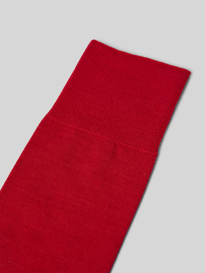 Produktfoto, Socken aus Schurwollmischung Modell 'Airport Sock' von FALKE in kräftigem Rot, feine Textur, breite Komfortbündchen, klimaregulierend, Merinowollmischung mit Baumwoll- und Stretch-Anteil, verstärkte Belastungszonen.