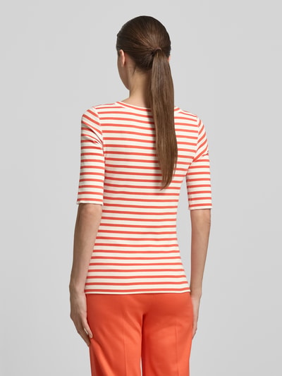 Frauenmodel trägt T-Shirt mit Halbarm von Marc Cain in Weiß mit orangeroten Streifen, Baumwoll-Elasthan-Mix, körpernah, Rückansicht
