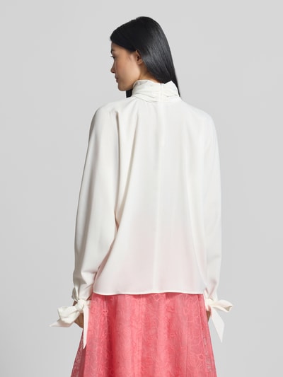 Frauenmodel trägt Relaxed Fit Langarmbluse mit Rollkragen von Emporio Armani, cremefarben, mit Zierschleifen, Rückansicht, Ganzkörperansicht.