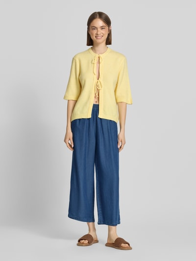 Frauenmodel trägt Relaxed Fit Culotte aus reinem Lyocell Modell 'CHARIS' von Only in Denim-Optik, elastischer Bund, seitliche Eingrifftaschen, Materialverarbeitung Popeline, Farbe Blau, Ganzkörperansicht von vorne.
