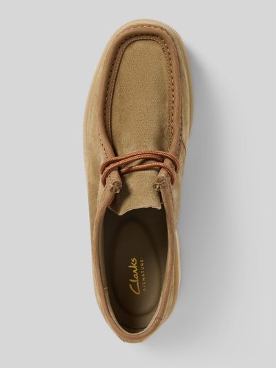 Produktfoto, Bootsschuhe aus beschichtetem Leder Modell 'Cleyhill' von Clarks in Beige mit abgerundeter Form, Schnürung, strukturierter Sohle