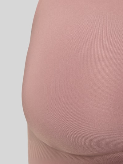 Vrouwenmodel draagt Slim Fit bh met verlengbare bandjes model 'Zero' van Sloggi in elastische materiaalmix, detailopname.