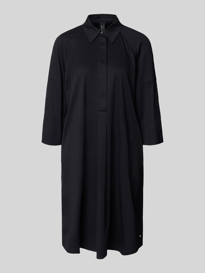 Produktfoto, czarna sukienka koszulowa 'Hemdblusenkleid mit überschnittenen Schultern' od Marc Cain, mieszanka bawełny i wiskozy, prosty krój, rękaw o dł. 3/4, kołnierzyk koszulowy, zakryta listwa guzikowa, detal z logo, długość tyłu w rozmiarze 36: 101 cm, szerokość w rozmiarze 36: 53 cm, długość rękawa w rozmiarze 36: 48 cm