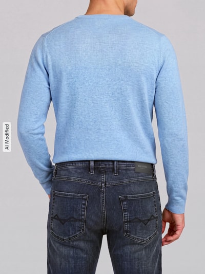 Männermodel trägt Straight Fit Jeans aus Baumwoll-Mix Modell 'ARNE' von MAC in dunklem Blau, Herren Straight Fit Jeans von MAC, Ganzkörperansicht Rückansicht, KI-modifiziertes Bild.