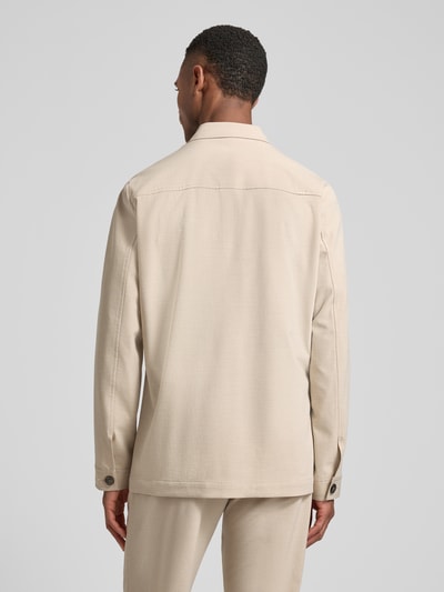 Männermodel trägt Relaxed Fit Hemdjacke mit Viskose-Anteil Modell 'Bill' von DIGEL in Beige, glatte Textur, Rückenansicht, Ganzkörperansicht.