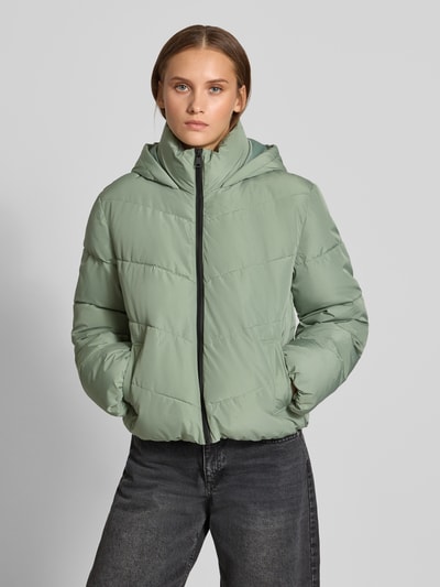 Vrouwenmodel draagt lichtgroen gewatteerd jack met capuchon, Regular Fit Steppjacke mit Kapuze model 'CLAIR' van ONLY, Dames, volledig frontaal gestalte.