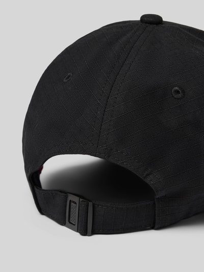 Produktfoto, schwarze Cap aus reiner Baumwolle 'JAKE-RS' von HUGO für Herren, sichtbare Struktur, matte Schnalle, naher Hintergrund.