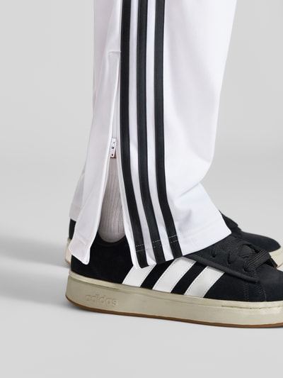 Productfoto, Regular Fit Sweatpants mit Label Print van adidas Originals met all-over motief, regular fit pasvorm, labelprint, elastische boord, zij-steekzakken