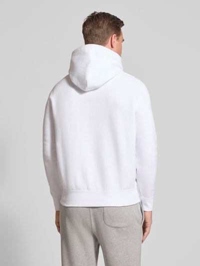 Männermodel trägt Regular Fit Hoodie aus Baumwoll-Mix von Polo Ralph Lauren, Optik: Unifarben, Ganzkörperansicht Rückansicht.