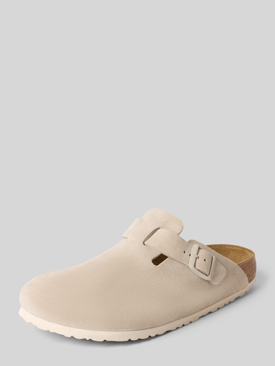 Produktfoto, Slides aus Leder mit Dornschließe Modell 'BOSTON' von Birkenstock, abgerundete Form, beige, Label-Prägung, profilierte Sohle, Absatzhöhe 4 cm, beschichtetes Leder, Herren.