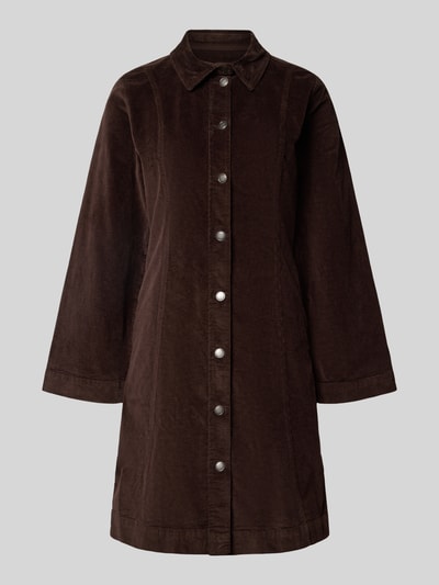 Produktfoto, Knielanges Hemdblusenkleid aus Cord Modell 'DASIK' von b.young in Dunkelbraun, A-Linie, Hemdblusenkragen, sichtbare Knopfleiste, glatte Cord-Textur, Baumwoll-Elasthan-Mix