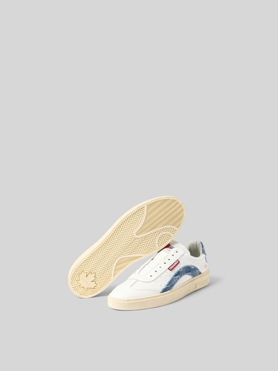 Produktfoto, Sneaker mit Kontrastbesatz aus Denim von Dsquared2 in Weiß mit blauen Denim-Details, strukturierte Sohle, Label-Details, abgerundete Form, Schnürverschluss, Absatzhöhe 4 cm und Schafthöhe 7 cm bei Größe 45.