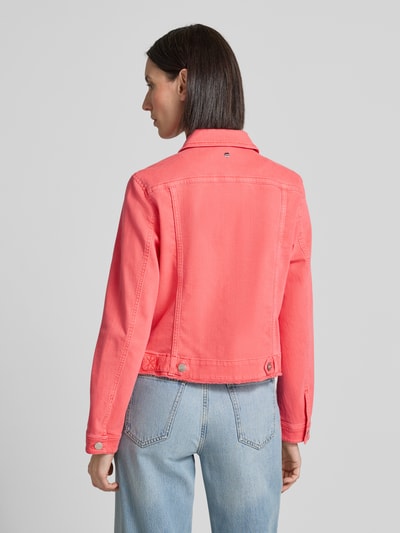 Marc Cain Kurtka jeansowa o kroju regular fit z kieszeniami na piersi Koralowy 5