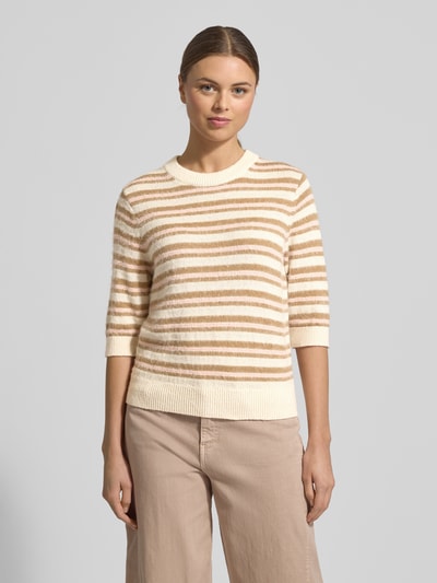 Frauenmodel trägt Strickpullover mit gerippten Abschlüssen von OPUS, Beige-Braun, Baumwoll-Mix, Slim-Fit, Rundhalsausschnitt, 1/2-Ärmel, Ganzkörperansicht von vorne.