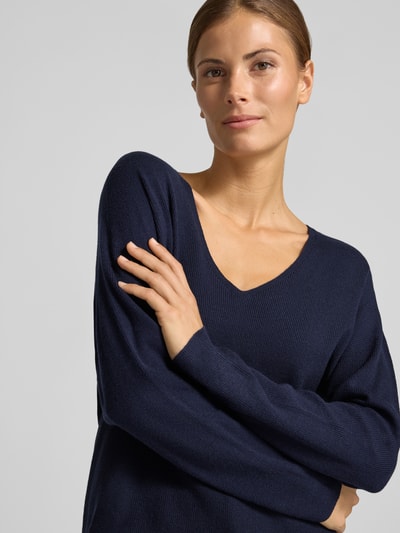Frauenmodel trägt Strickpullover aus Viskose-Mix Modell 'FREYJA' von Oui in Dunkelblau, glatte Textur, Nahaufnahme Oberkörper. Damen Strickpullover, gerade Passform, V-Ausschnitt, überschnittene Schultern, Rückenlänge 59 cm, Ärmellänge 63 cm.