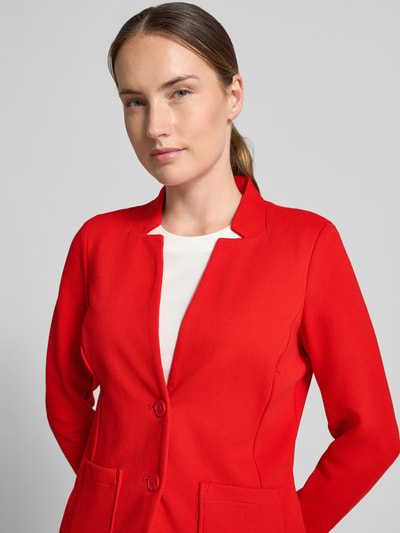 Frauenmodel trägt Slim Fit Kurzblazer aus Baumwoll-Mix von Tom Tailor in Rot mit glatter Textur, Nahaufnahme Oberkörper, Damen Kurzblazer von Tom Tailor.