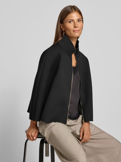 Frauenmodel trägt Jacke aus Viskose-Mix mit Stehkragen von Rinascimento in Schwarz, lockere Passform, Reißverschluss, Nahaufnahme Oberkörper.
