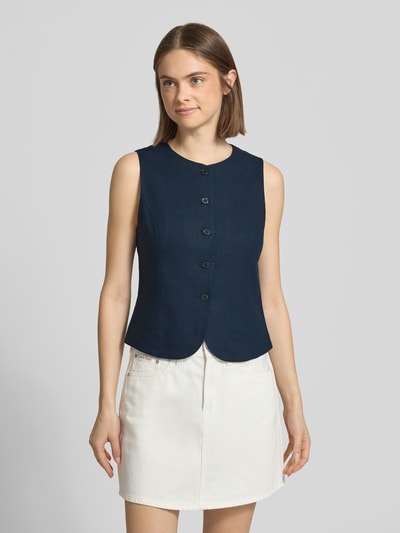 Vrouwenmodel draagt Regular Fit bodywarmer uit viscose-linnenmix model 'GOA' van Only, effen kleuren met maokraag, knoopsluiting, afgeronde rompzoom, materiaalverwerking gevlamd garen, kleur donkerblauw, look effen. Ganzkörperansicht van voren.