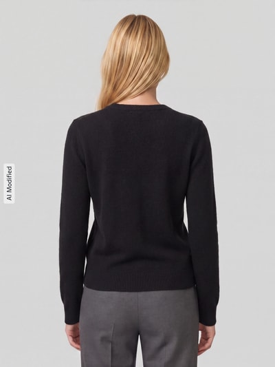 Männermodel trägt czarny kardigan rozpinany z dodatkiem wełny Regular Fit Strickjacke mit Woll-Anteil Modell 'MALOU' von PIECES, damski kardigan rozpinany, jednolita faktura, Ganzkörperansicht Rückansicht, KI-modifiziertes Bild