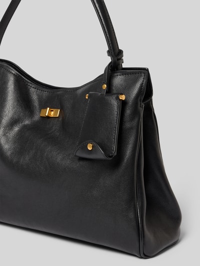 Produktfoto, schwarze Handtasche aus Leder-Mix Modell 'Valentin' von MANGO mit goldfarbenen Details, glatte Textur, Nahaufnahme, Hauptfach mit Klickverschluss, kurzer Schulterriemen, separates Innenfach mit Reißverschluss, Größe 31x26x12 cm, Riemenlänge 52 cm