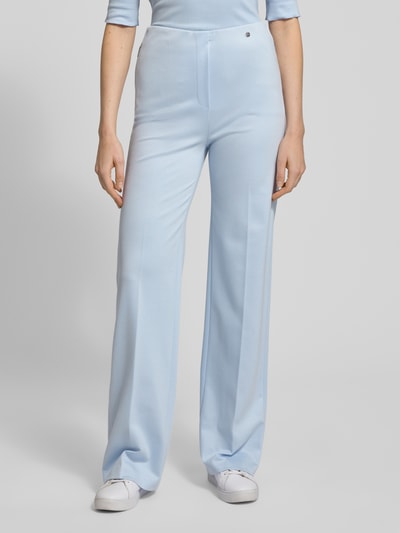 Frauenmodel trägt Stoffhose aus Viskose-Mix mit Bügelfalten von Marc Cain, Regular-Fit, Stretch-Anteil, hellblau, Nahaufnahme Oberkörper.