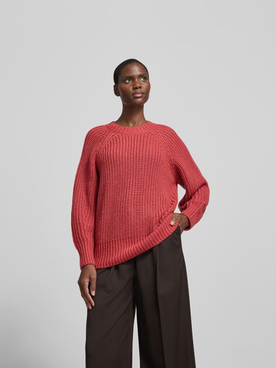 Frauenmodel trägt Pullover aus Woll-Mix in Strick-Optik von Joseph, lockere Passform, gerippter Rundhalsausschnitt, gerippte Abschlüsse, Rückenlänge bei Größe S 120 cm, rot, Strick-Struktur, weiche Textur, Ganzkörperansicht von vorne.