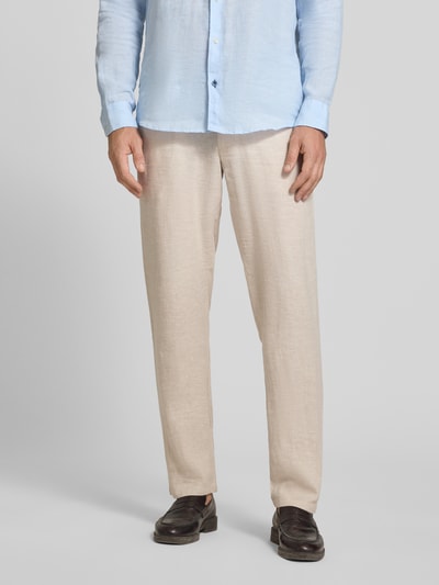 Mężczyzna model nosi Hose aus Leinen-Viskose-Mix mit Eingrifftaschen von Christian Berg Men, mieszanka lnu i wiskozy, krój regular fit, zapięcie na guzik i zamek błyskawiczny, wpuszczane kieszenie, szerokość w rozmiarze 50: 47 cm, długość wewnętrzna nogawki w rozmiarze 50: 78 cm, jasnobeżowy, prosty fason, gładka tekstura, Ganzkörperansicht z przodu.