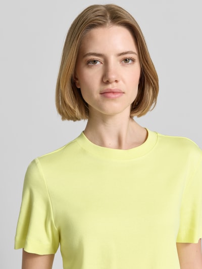 Frauenmodel trägt Regular Fit T-Shirt aus reiner Baumwolle von s.Oliver RED LABEL in Unifarbe, Jersey-Optik, Nahaufnahme Oberkörper.