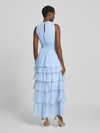 Frauenmodel trägt Abendkleid mit Volantsaum Modell 'MARLI' von Neo Noir aus hellblauem Chiffon mit Stufenrock, Maxilänge, Rückansicht Ganzkörperansicht.